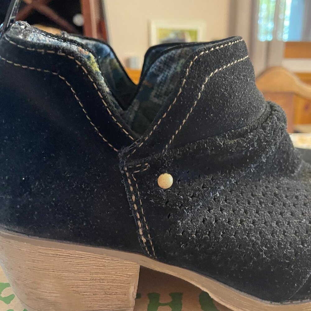 Earth Origins Black Suede Ankle Boot Size 9 Womens!  Excellent condition!